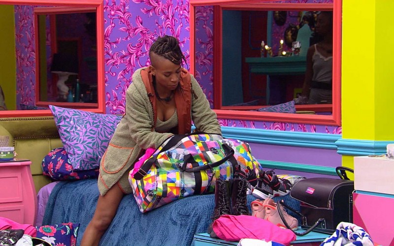 Karol Conká arruma suas malas no BBB21 e dispara: