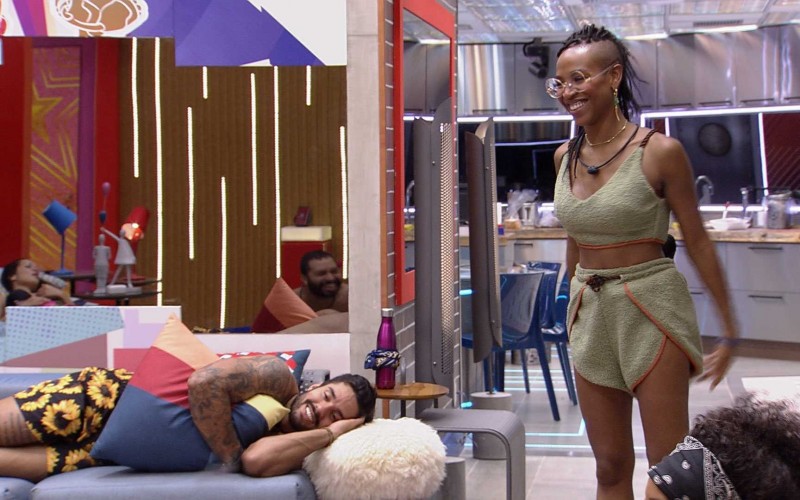Karol Conká brinca com Gilberto no BBB21: