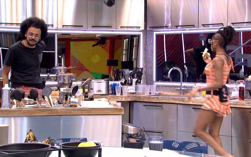 Karol Conká e João Luiz dançam e cantam música de Pocah na cozinha do BBB21