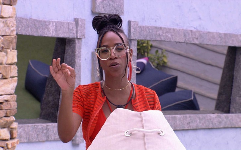 Karol Conká reclama de atitude da casa após confusão no BBB21: