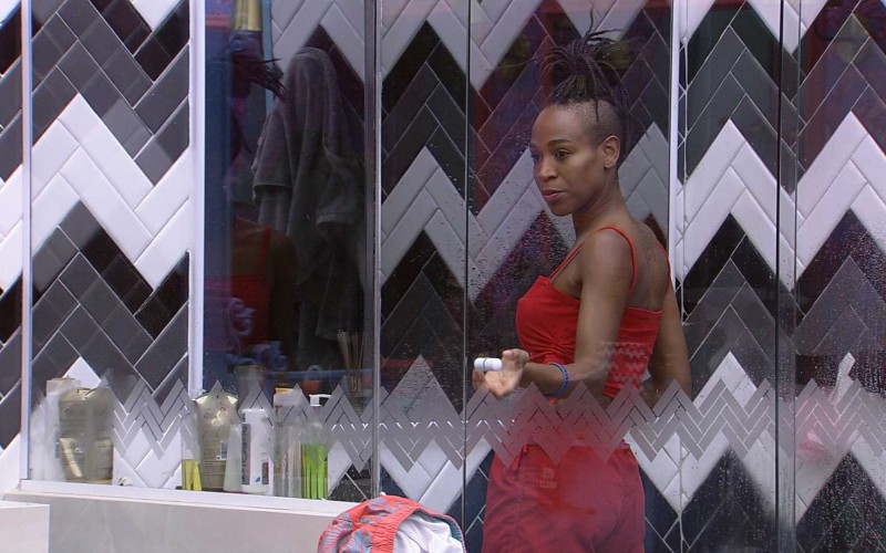 Karol Conká se preocupa antes da Prova do Líder do BBB21: