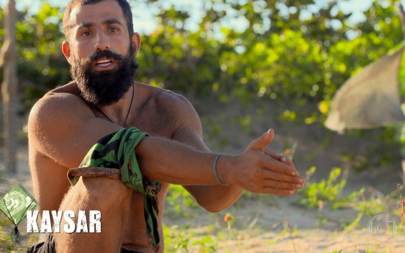 Kaysar comenta discussão com Íris: