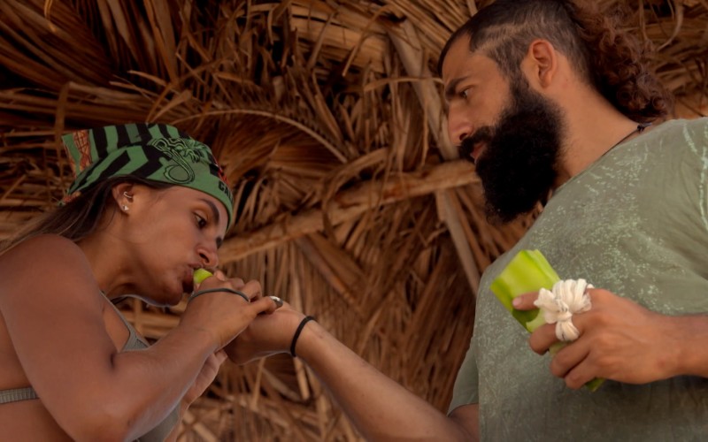 Kaysar prepara cactos para tribo Calango driblar a fome no