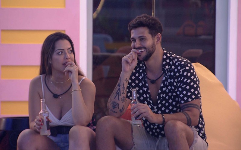 Laís e Rodrigo conversam sobre o grupo Camarote: