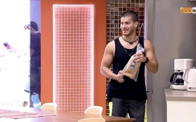 Larissa, da Casa de Vidro, conta que Maíra Cardi reclamou da comilança de Arthur Aguiar no BBB 22 e diverte internet