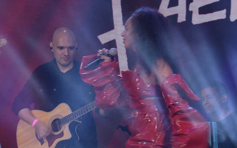 Linn da Quebrada canta com Jão e anima brothers na Final do BBB 22