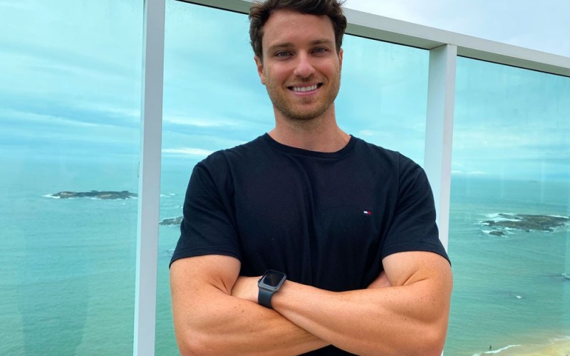 Lucas, do BBB22, tem vídeo que viralizou com mais de 500 mil visualizações dando uma piscadinha