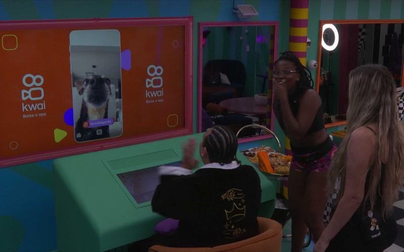 Lucas Henrique assiste ao vÃdeo e celebra o tema da sua Festa do LÃder do BBB 24