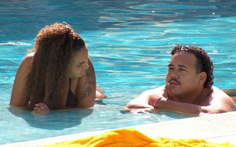 Lucas Henrique elogia Pitel na piscina do BBB 24: