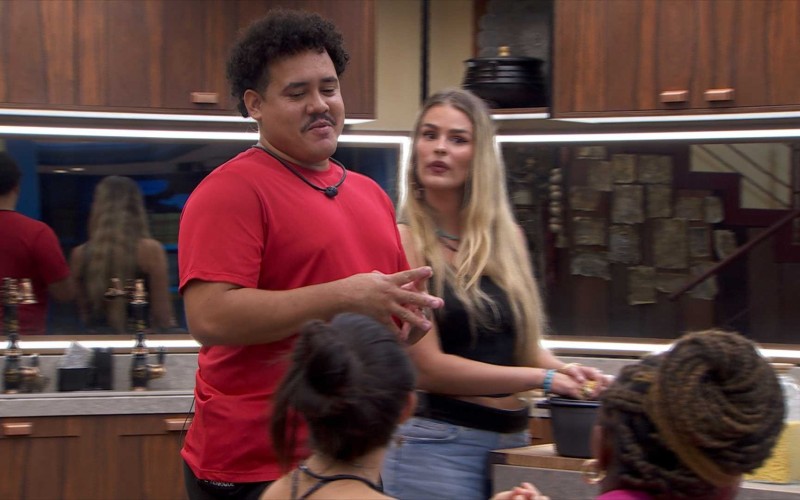 Lucas Henrique relata para sisters conversa que escutou no Quarto Magia, no BBB 24: