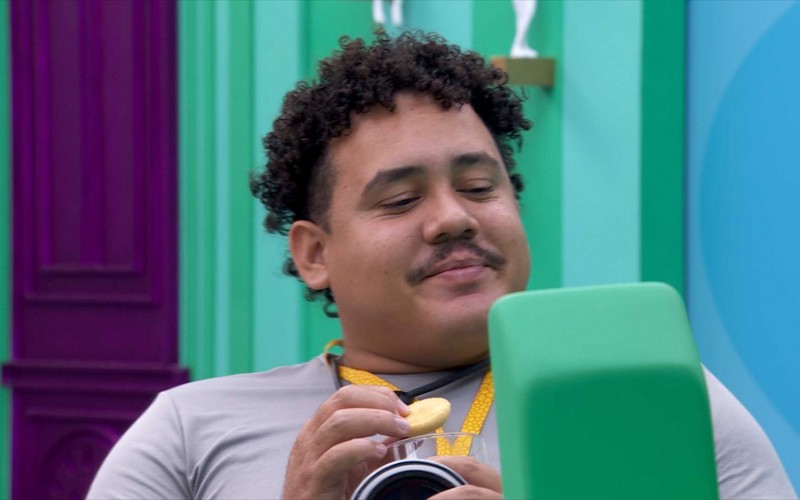 Lucas Henrique se declara para esposa após ver fotos da famÃlia: