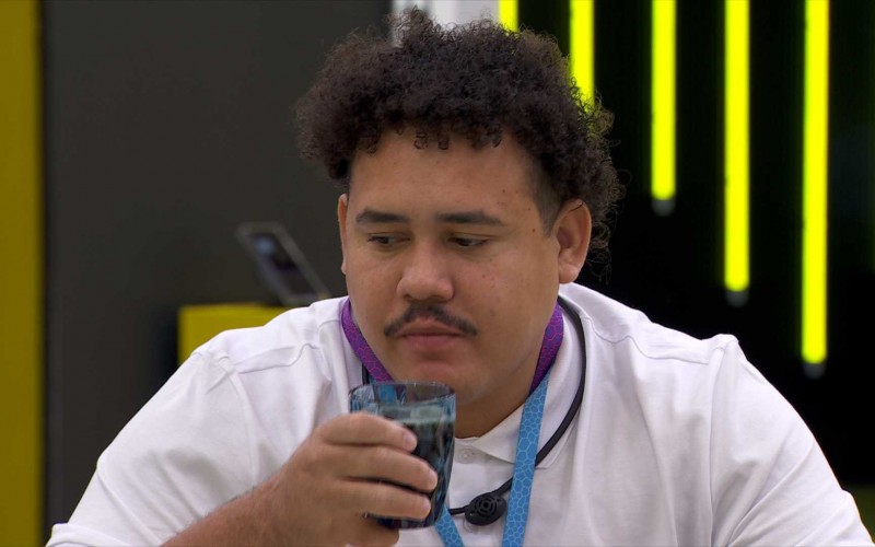 Lucas Henrique se surpreende por não receber vÃdeo da esposa no Almoço do Anjo e web reage:
