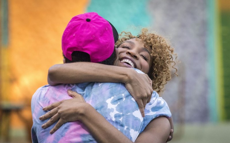 Lucas Penteado abraça Karol Conká em reencontro no BBB Dia 101: