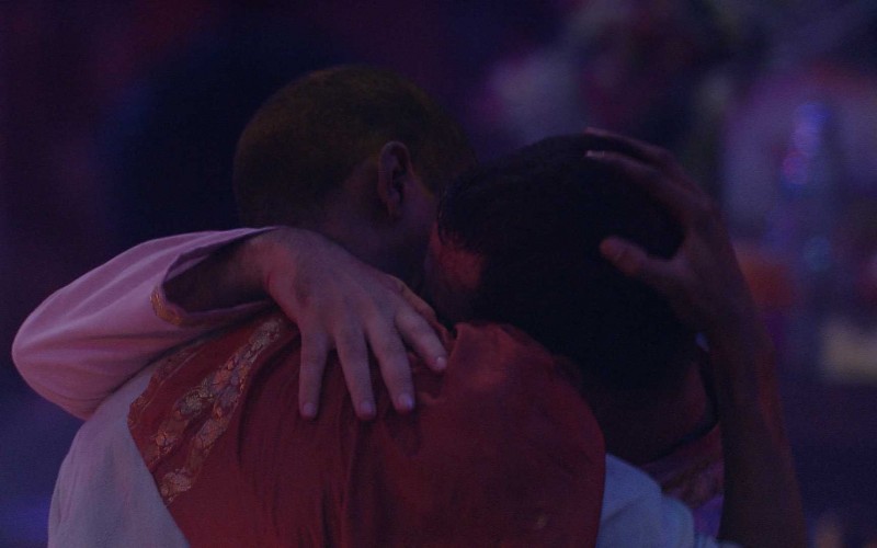 Lucas Penteado e Gilberto trocam beijos na Festa Holi Festival no BBB21