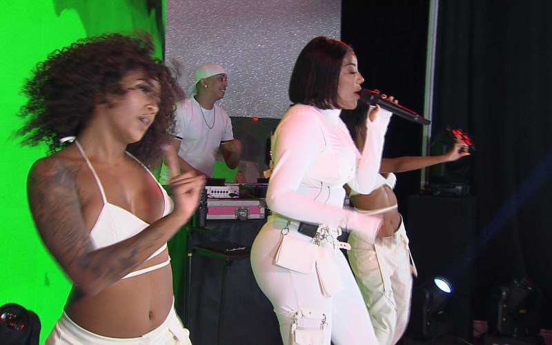 Ludmilla conversa com brothers na Festa Fiat Cores do BBB21: