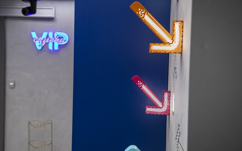 Luminárias, móveis e acessórios que desafiam a imaginação estão presentes na decoração do BBB 24