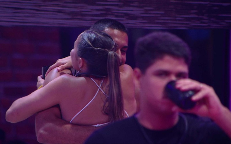 Maike abraça Renata e se declara: