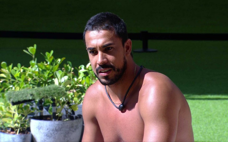 Maike agradece Vitória Strada por participar da Prova do LÃder, e sister responde: