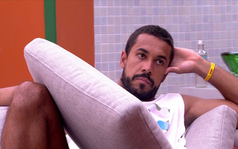 Maike conversa com Gabriel no Apê do LÃder sobre Vilma: