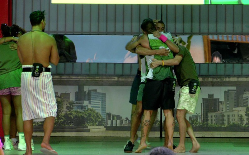 Maike e Gabriel comemoram por serem os últimos a sair da terceira Prova do LÃder