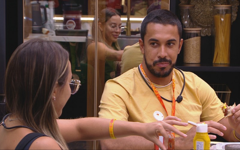Maike e Renata conversam na cozinha, e nadador reclama: