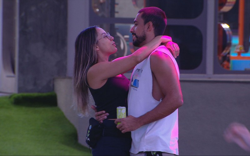 Maike e Renata trocam beijos e brother se declara: