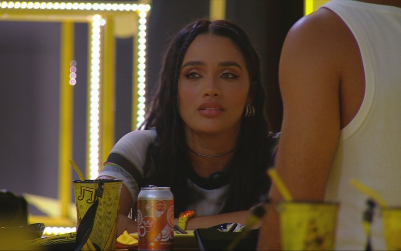 Maike e Vilma consolam Eva durante Festa, que responde: