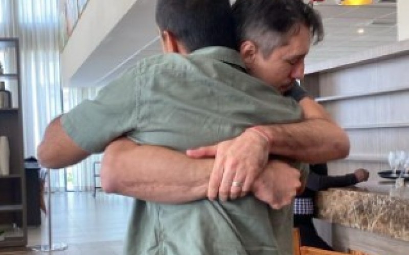 Maike encontra irmão da Renata e responde se pretende manter relação com sister
