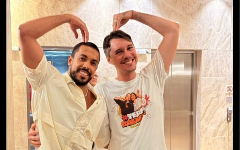 Maike publica foto fazendo coração com irmão de Renata