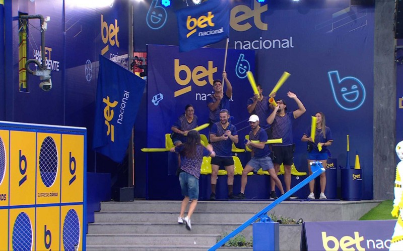 Manhã do BBB 25 tem futebol no gramado e convite de Maike para Renata: