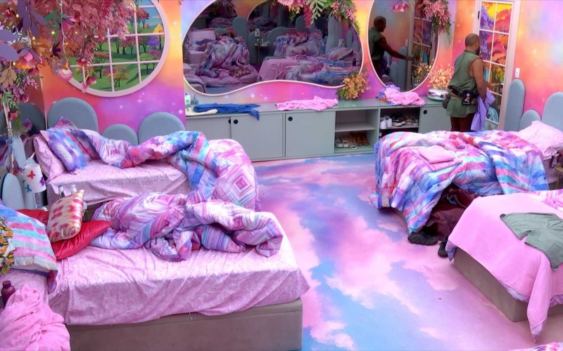 Marcus Vinicius levanta para verificar se está rolando barraco no BBB 24