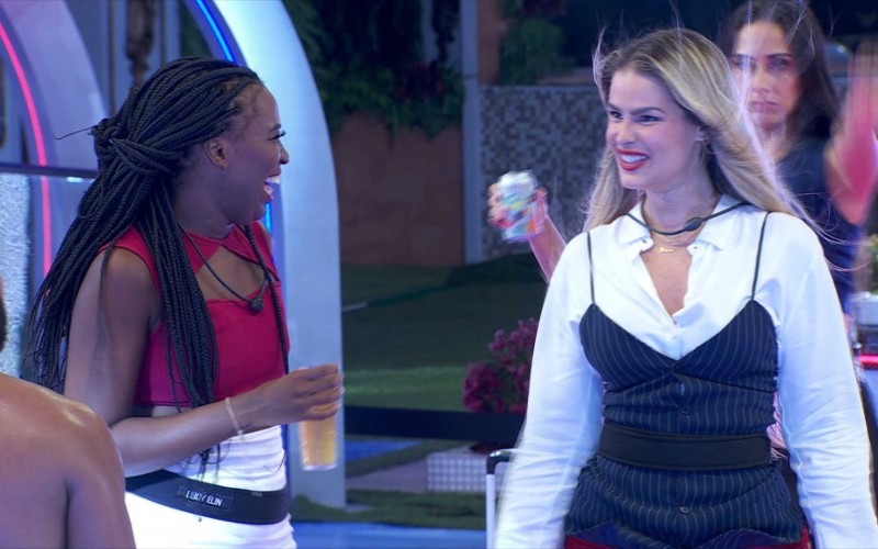 Marcus Vinicius puxa Yasmin pela cintura e sister responde: