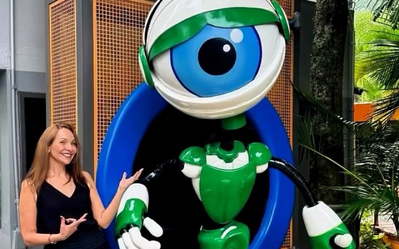 Maria Beltrão visita bastidores do BBB 25 e encontra João Gabriel nos Estúdios Globo