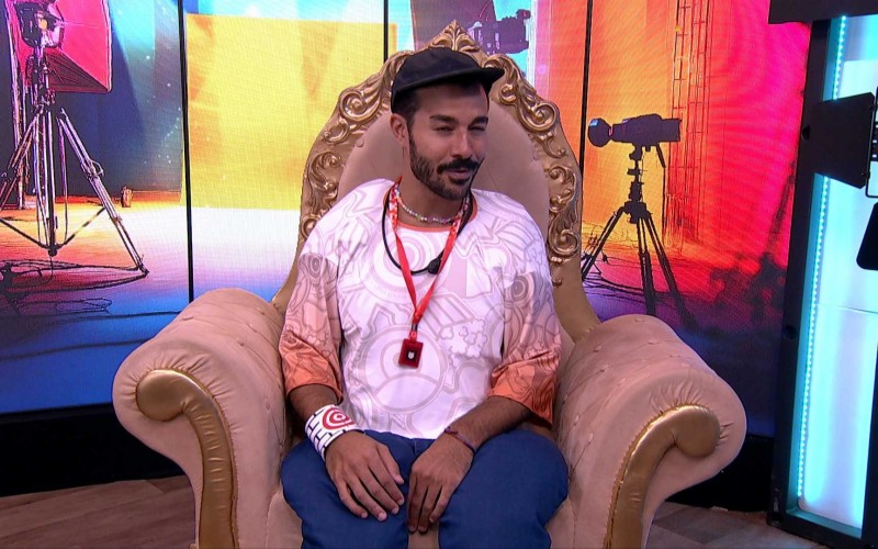 Mateus cumpre primeira rodada do Castigo do Monstro e responde à pergunta com resultado na sala