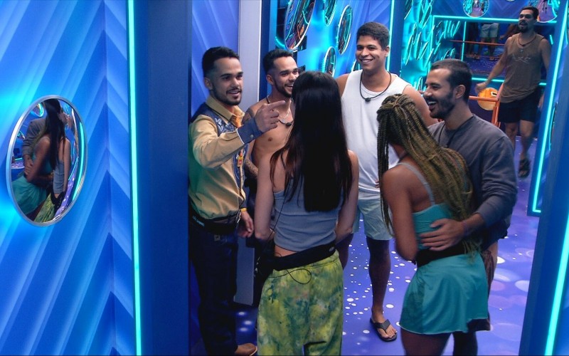 Mateus e Guilherme mostram para Líder João Gabriel resultado de maquiagem de sisters