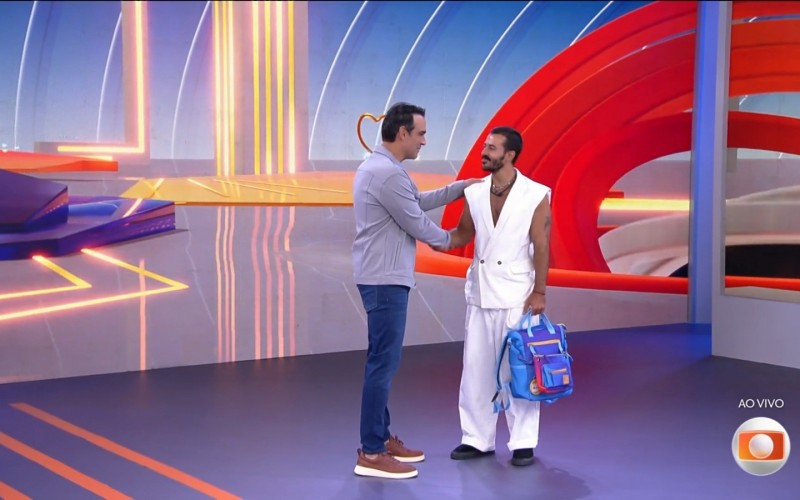 Mateus é recebido por Tadeu Schmidt ao sair do BBB 25: