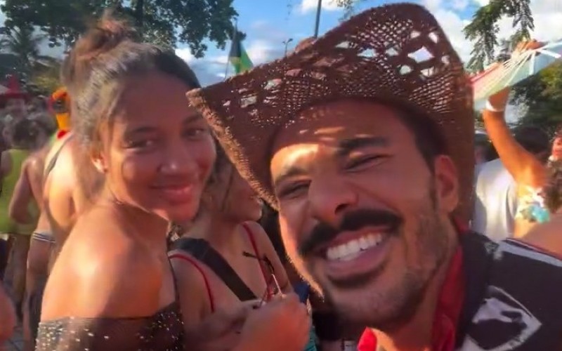 Mateus Pires, do BBB 25, recebe carinho dos fãs nos blocos de rua do Rio de Janeiro