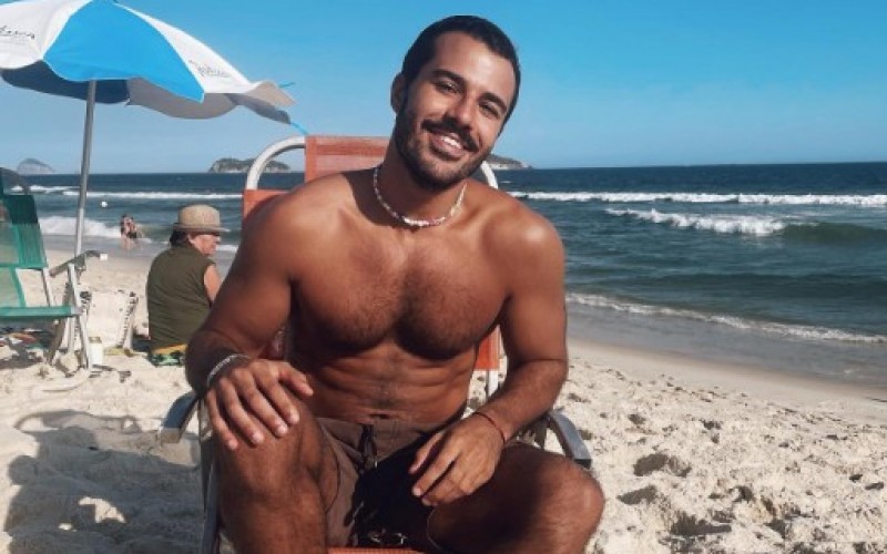 Mateus posa na praia em clima de pós-carnaval e recebe comentário do namorado