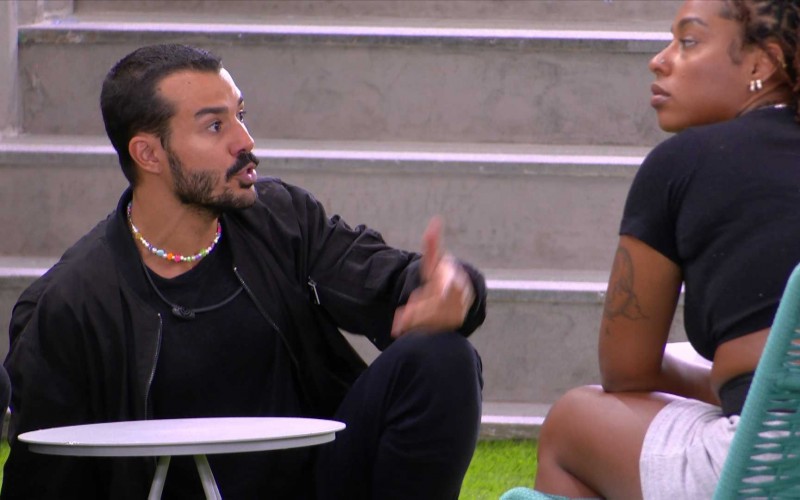 Mateus procura Camilla e Thamiris e declara: