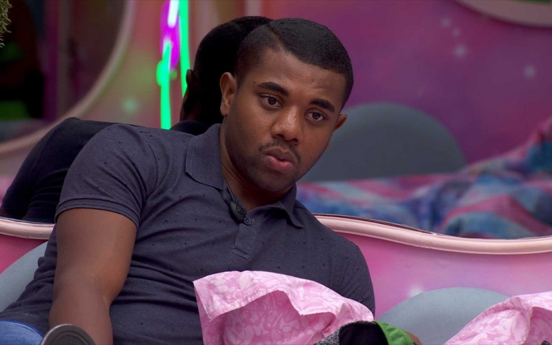 Matteus afirma para Davi que precisam respeitar os outros e brother retruca: