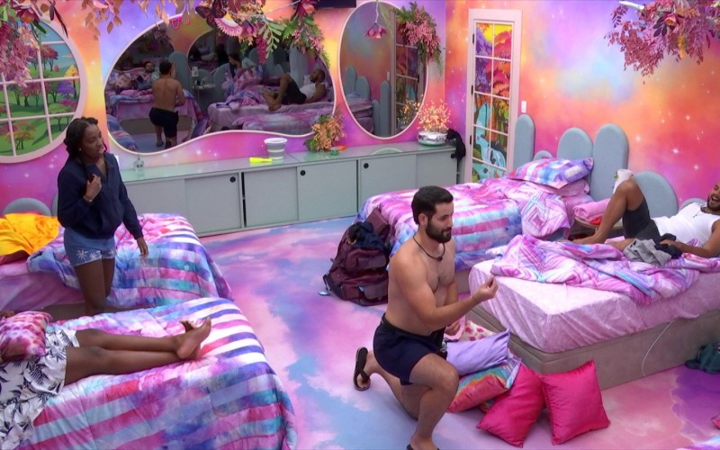 Matteus ajoelha para Deniziane, no BBB 24, e brinca: