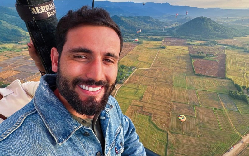 Matteus Amaral curte passeio de balão com a namorada em viagem romântica: