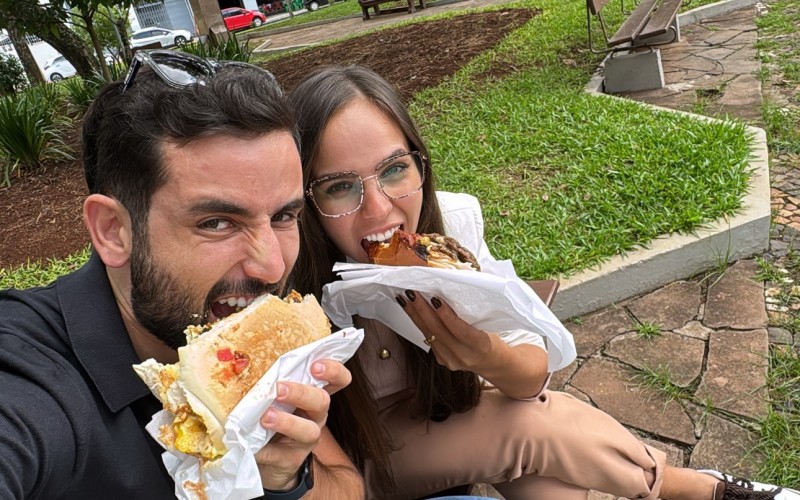 Matteus Amaral faz passeio gastronômico ao lado da namorada, Anna Júlia