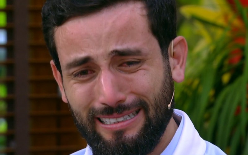 Matteus chora ao falar sobre éguas que ganhou do diretor Jayme Monjardim após o BBB 24: