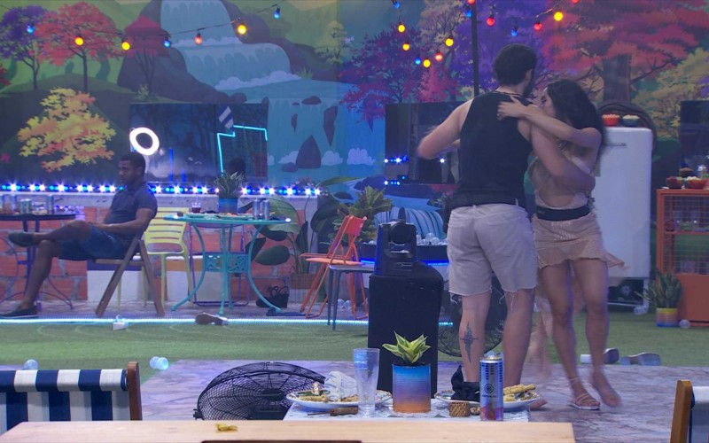 Matteus, do BBB 24, se levanta para dançar com Isabelle e diz: