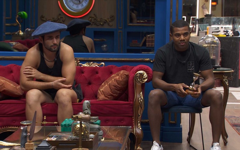 Matteus e Davi procuram objeto pela casa após telão da sala exibir nova imagem no BBB 24