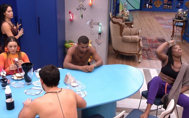 Matteus tenta acalmar Davi no BBB 24, e Isabelle retruca: