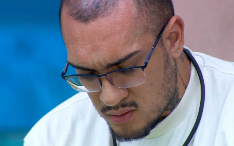 MC Bin Laden chora na área externa do BBB 24 e reflete: