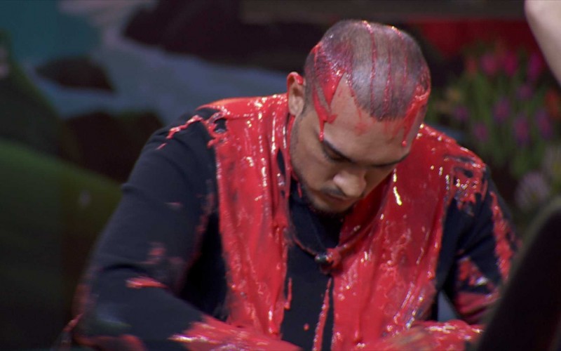 MC Bin Laden rebate Michel após levar banho de gosma: