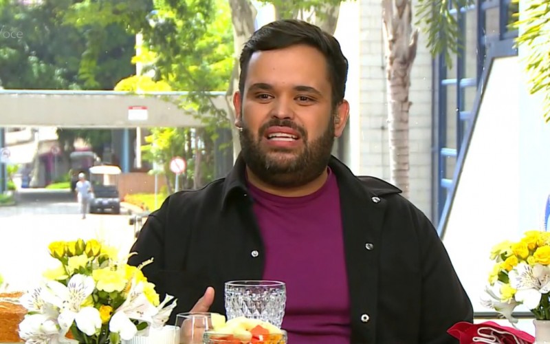 Michel, eliminado do BBB 24, toma café da manhã no Mais Você: